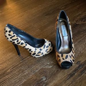 Steve Madden size 7 peep toe pumps in textured leopard